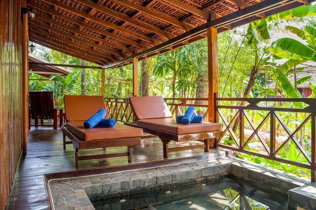 Jacuzzi and sun loungers on the family bungalow terrace