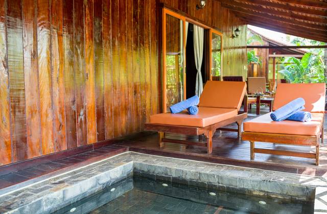 Family jacuzzi bungalow at Vanna Lodge, photo 10 of 10