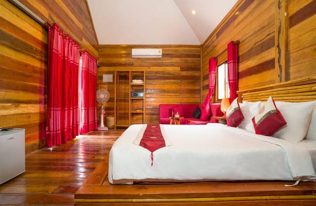 Jacuzzi bungalow bedroom with red curtains