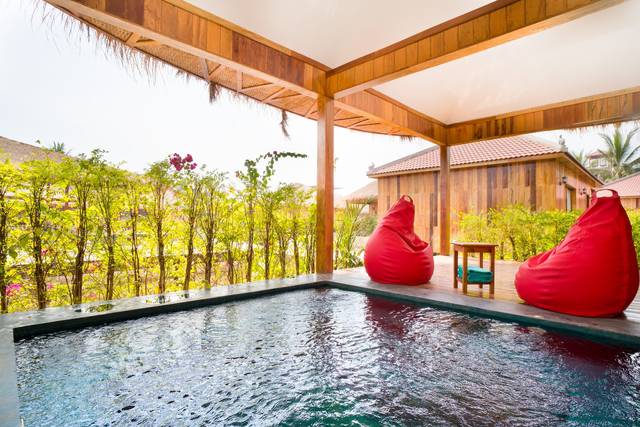 Jacuzzi and red beanbags on a bungalow terrace