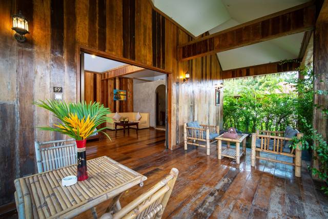 Sitting area of a jacuzzi bungalow opening onto the garden