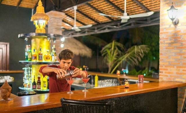 Bar and lounge at Vanna Lodge, photo 6 of 20
