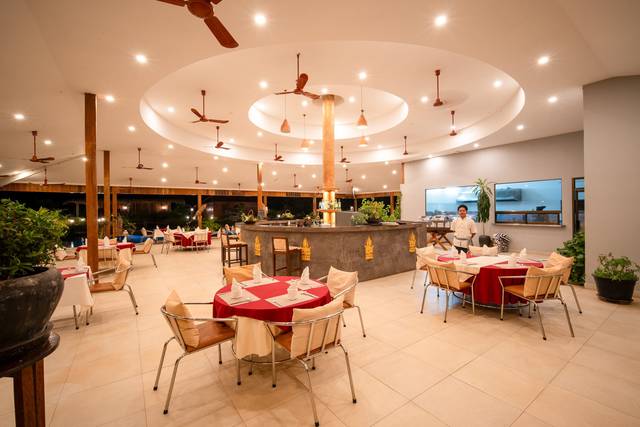 The big pool and restaurant at Vanna Lodge, photo 7 of 22