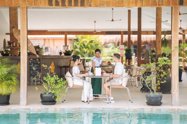 The big pool and restaurant at Vanna Lodge, photo 8 of 22