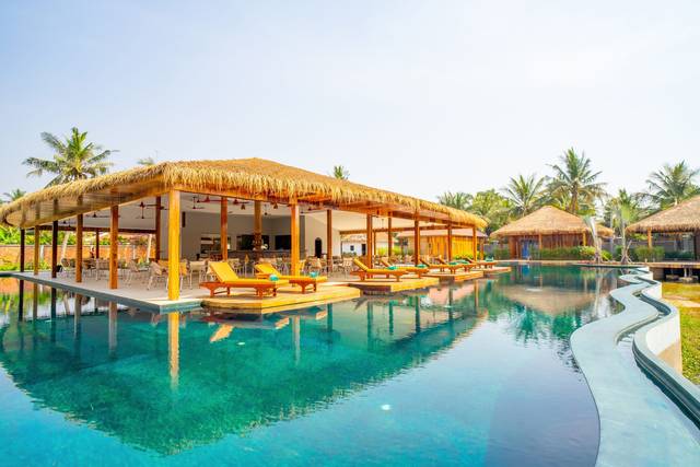 The big pool and restaurant at Vanna Lodge, photo 10 of 22