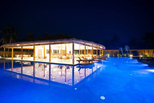 The big pool and restaurant at Vanna Lodge, photo 13 of 22