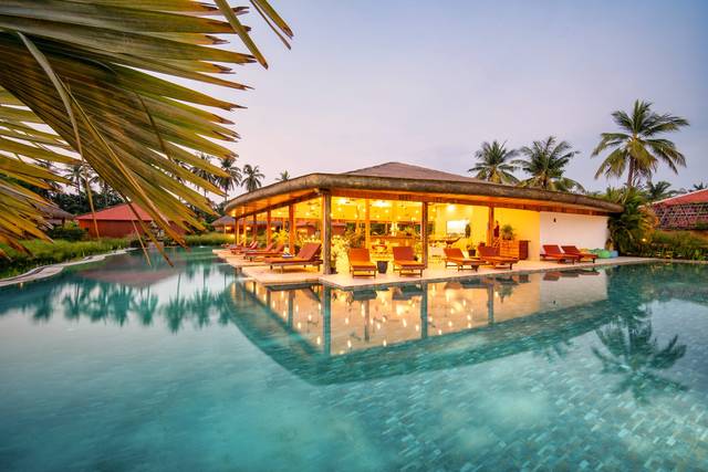 The big pool and restaurant at Vanna Lodge, photo 18 of 22
