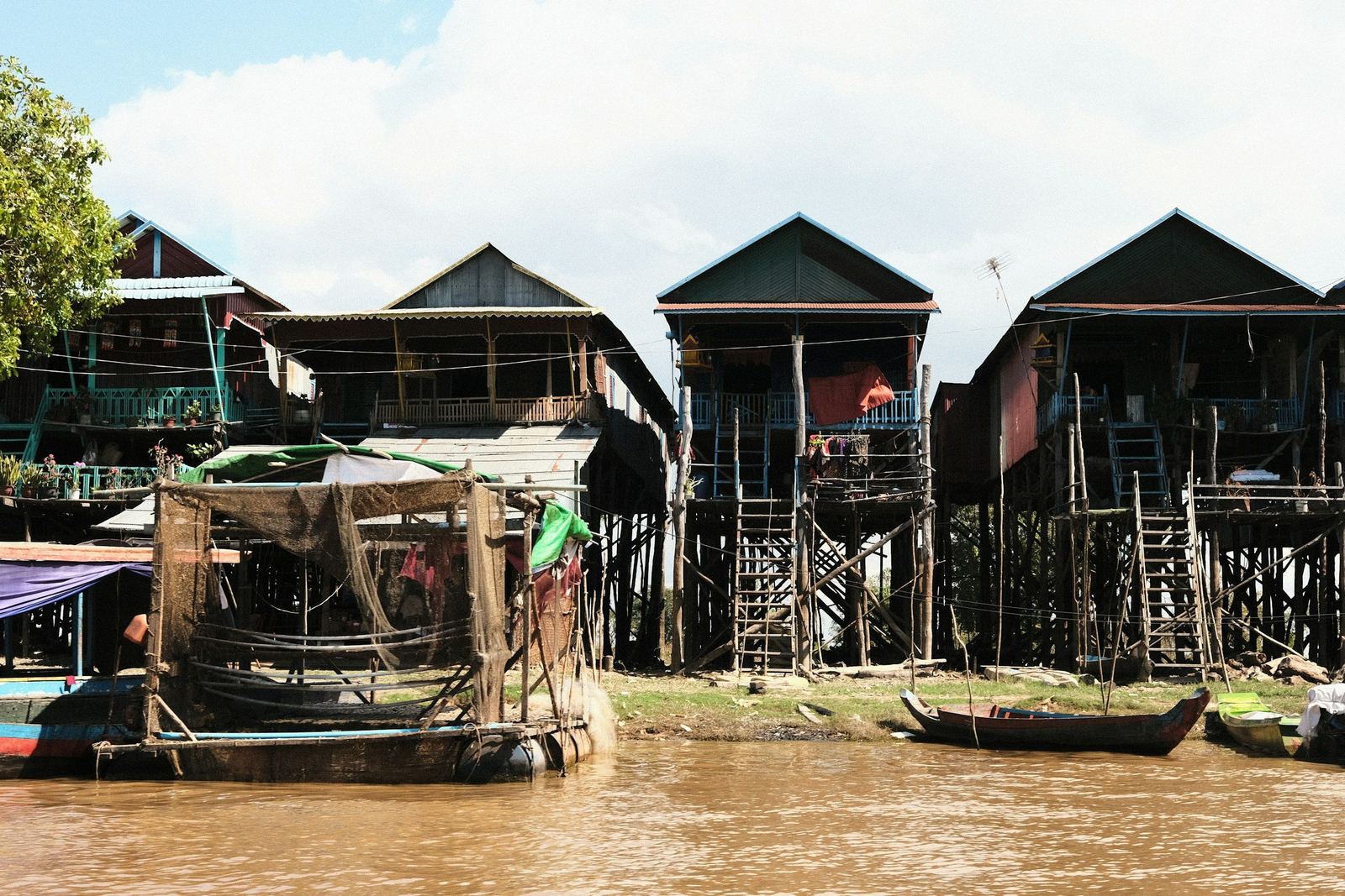 Kampong Phluk, houses on stilts